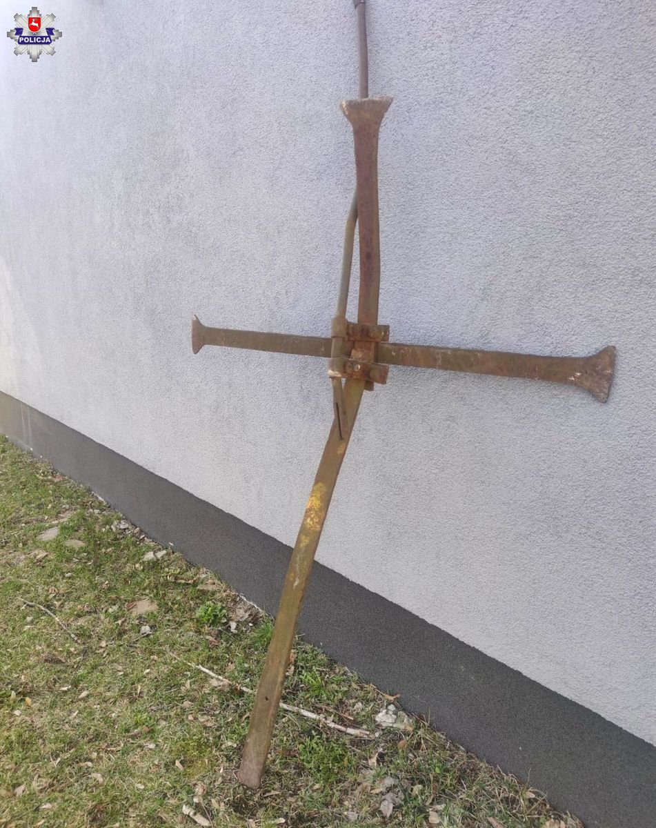 Ukradł krzyż z ruin cerkwi, a potem pijany wiózł go rowerem