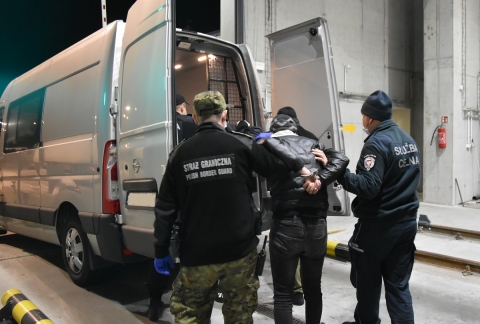 Migranci ukryci w naczepie ciężarówki